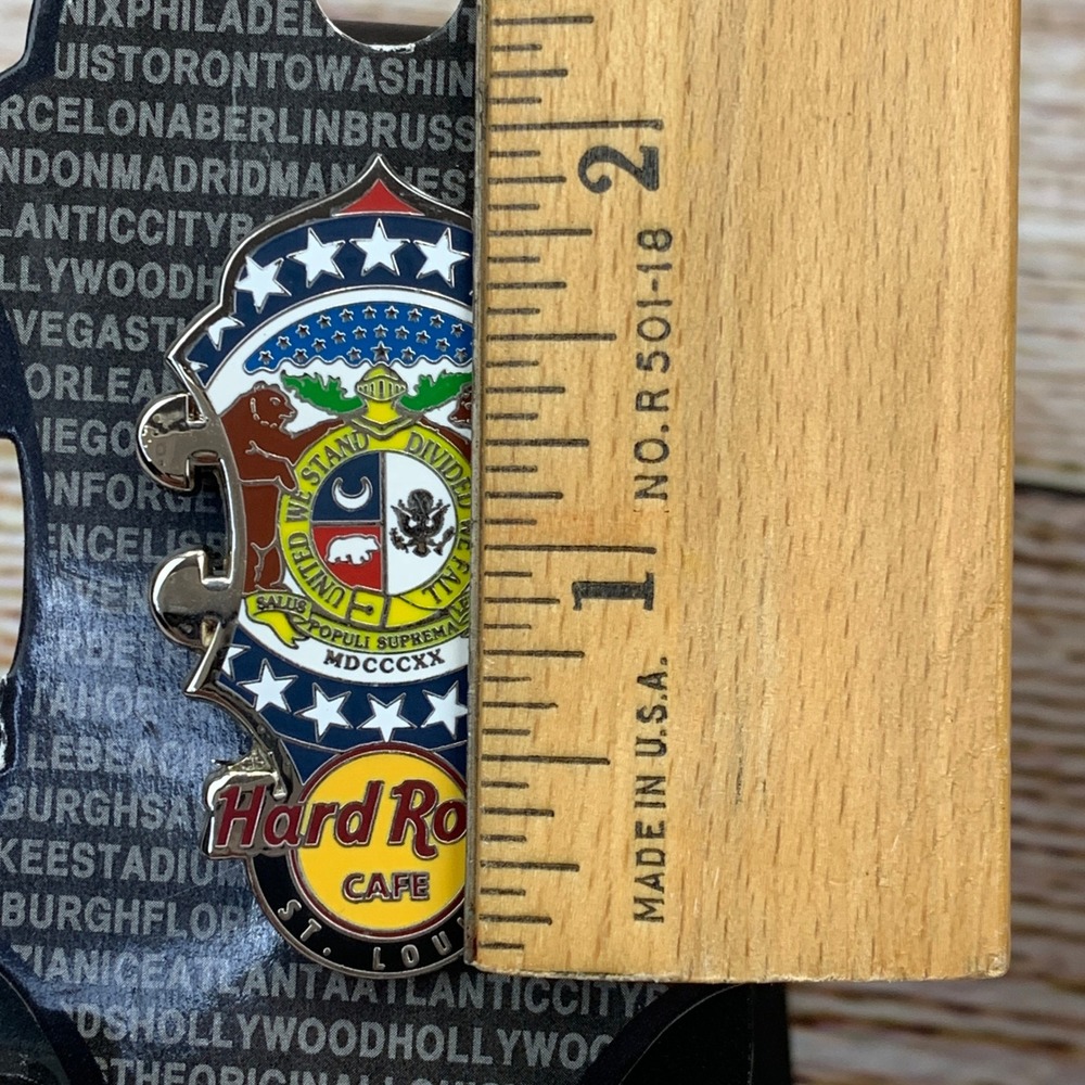 Hard Rock Cafe St Louis Missouri‎ Headstock Guitar Pin Collectible On Card - Picture 3 of 5